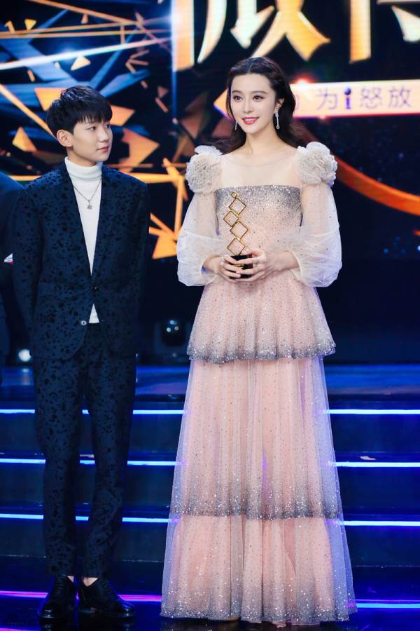 Vượt qua nhiều ứng viên nặng ký Phạm Băng Băng đoạt danh hiệu “Nữ Hoàng Weibo” - Ảnh 7